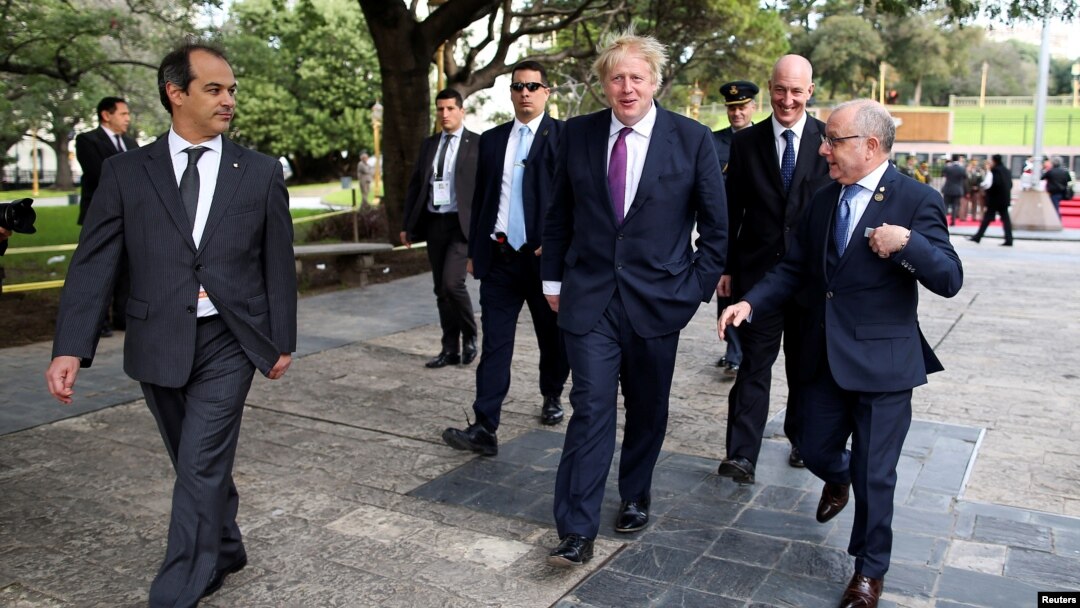 Menteri Luar Negeri Inggris Boris Johnson dan Menteri Luar Negeri Argentina Jorge Faurie setelah memberikan penghormatan kepada tentara Argentina yang tewas dalam perang di Kepulauan Falkland antara Inggris dan Argentina pada 1982 di Buenos Aires, Argentina, 20 Mei 2018.