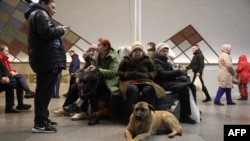 Residentes de Kiev se refugian en una estación del metro durante una alarma de ataque aéreo el 31 de diciembre de 2024.