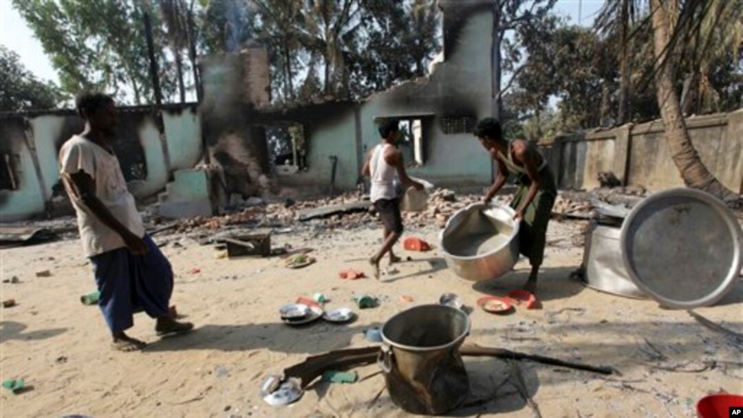 Warga muslim Burma membersihkan puing-puing dekat mesjid yang hancur menyusul kekerasan anti-Muslim di Okkan, 64 kilometer utara Rangoon, Burma (1/5). 