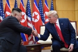 Tư liệu- ảnh chụp ngày 30/6/2019, TT Mỹ Donald Trump, phải, gặp lãnh tụ Triều Tiên Kim Jong Un tại làng Bàn Môn Điếm ở khu phi quân sự giữa hai miền bán đảo Triều Tiên
