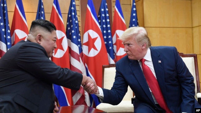 Встреча Дональда Трампа и Ким Чен Ына в Демилитаризованной зоне между Северной и Южной Кореей, 30 июня 2019