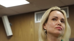 Mantan pegawai stasiun televisi pemerintah Rusia, Marina Ovsyannikova, menghadiri persidangan di gedung pengadilan Moskow, Rusia, pada 28 Juli 2022. (Reuters/Evgenia Novozhenina)
