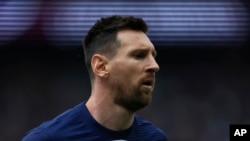 Lionel Messi del PSG reacciona durante el partido de fútbol de la Liga Uno de Francia entre Paris Saint-Germain y Lorient, en el estadio Parque de los Príncipes de París, el 30 de abril de 2023.