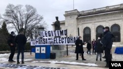 Nicaragüenses protestan frente a la sede de la Organización de Estados Americanos (OEA) en contra del gobierno del presidente Daniel Ortega. 