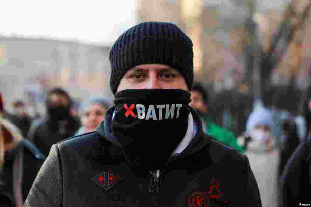 Una persona con una máscara con el lema &quot;suficiente&quot; asiste a una protesta contra la invasión rusa de Ucrania en Moscú, después de que el presidente Vladimir Putin autorizó una operación militar masiva.