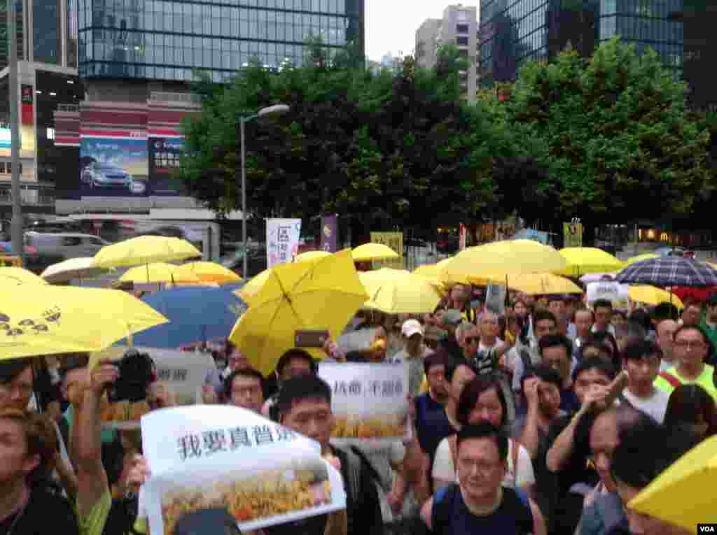 港人重返金钟纪念雨伞革命两周年(美国之音海彦拍摄)