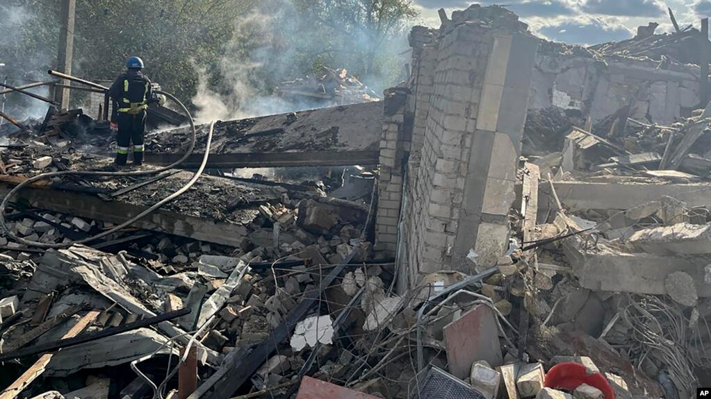 Hiện trường vụ bắn phá bằng tên lửa ở Hroza, gần Kharkiv, Ukraine, 5/10/2023.