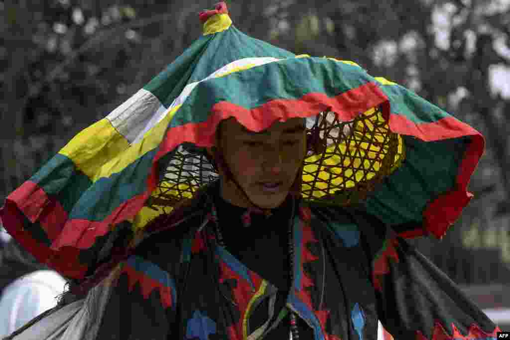 نیپالی دارالحکومت کھٹمنڈو میں &#39; تامو لہوسر&#39; کے موقع پر ایک شخص روایتی کپڑوں اور منفرد ٹوپی پہنے ہوئے ہے &nbsp;