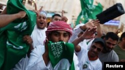 22일 카타르 월드컵 조별 경기에서 사우디아라비아가 강호 아르헨티나에 역전승을 거둔 뒤 사우디아라비아 국민들이 거리에서 기쁨을 나누고 있다.
