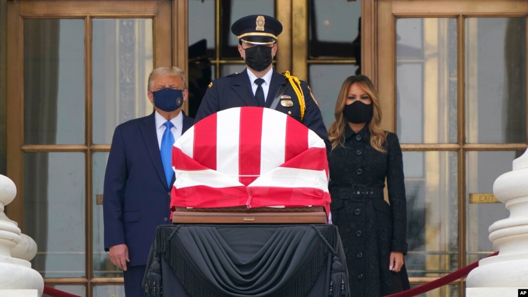 Presiden AS Donald Trump dan ibu negara Melania Trump memberikan penghormatan kepada mendiang Hakim Agung Ruth Bader Ginsburg di gedung Mahkamah Agung AS, Kamis (24/9). 