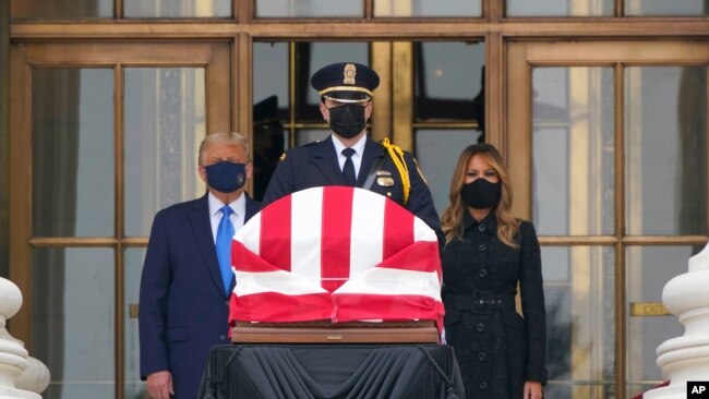 Президент Дональд Трамп и первая леди Мелания Трамп отдают дань уважения судье Рут Бейдер Гинзбург