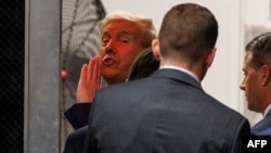 El expresidente de Estados Unidos, Donald Trump, sale de la sala del Tribunal Penal de Manhattan durante su juicio por supuestamente encubrir pagos de silencio relacionados con relaciones extramatrimoniales, en la ciudad de Nueva York el 19 de abril de 2024.