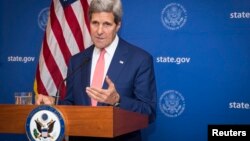 Menlu AS John Kerry, saata mengumumkan 72 jam gencatan senjata antara Israel dan Hamas, di New Delhi, India (1/8/2014). Namun tidak lama kemudian gencatan senjata itu ambruk dan antara Israel dan Palestina saling menyalahkan gagalnya gencatan senjata itu. 