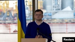 FILE PHOTO: Ukraine's Foreign Minister Dmytro Kuleba attends a news conference in Odesa (မွတ္တမ္းဓါတ္ပုံ)