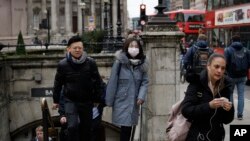  4일 영국 런던에서 마스크를 착용한 시민이 지하철역을 빠져나오고 있다. 