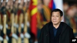 Presiden Filipina Rodrigo Duterte disambut oleh pasukan kehormatan setibanya di bandara di luar Moskow, Rusia (22/5). Duterte mempersingkat lawatannya ke Rusia.