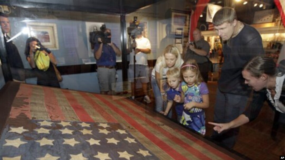 Wisatawan mengunjungi rumah Betsy Ross, tempat bersejarah di mana bendera Amerika pertama dibuat (foto: dok.).