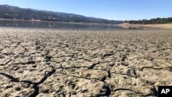 بستر خشک دریاچه مندوسینو در کالیفرنیا - ۱۳ مرداد ۱۴۰۰