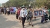 မုံရွာ ဆန္ဒပြပွဲအတွင်း ကျဆုံးခဲ့သူတဦးရဲ့ ဈာပနမြင်ကွင်း။ (မတ် ၄၊ ၂၀၂၁)