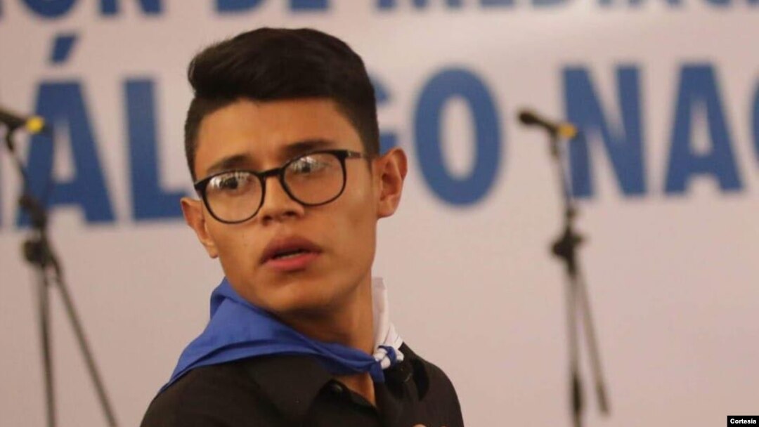 El líder universitario Lesther Alemán, quien confrontó al presidente Daniel Ortega en el primer diálogo nacional en 2018, regresó el lunes 7 de octubre a Nicaragua después de un año de exilio en Estados Unidos. Foto AP.
