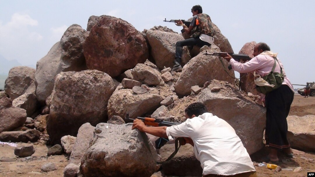 Pendukung Presiden Yaman terlibat pertempuran dengan pemberontak Syiah Houthi di kota Aden, Yaman selatan (4/4).