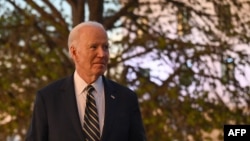 Le président américain Joe Biden sort du musée national de l'esclavage à Morro da Cruz, près de Luanda, le 3 décembre 2024.