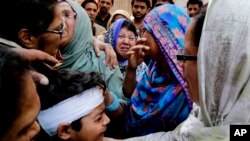 遭遇自杀爆炸袭击而死里逃生的少年在亲人的葬礼上哭泣（2016年3月28日）