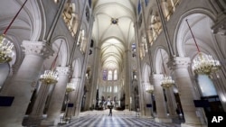 Enterye Katedral Notre Dame Paris a nan moman Prezidan Emmanuel Macron ap vizite l pou gran re-ouveti li apre yon dife ki te devaste l, 29 Nov. 2024. 