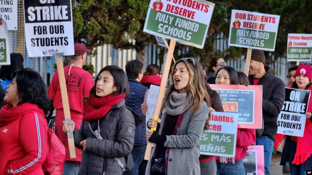 Guru-guru di Los Angeles yang berunjuk rasa didampingi orang tua murid dan para murid di depan SD Evelyn Thurman Gratts, Los Angeles, 22 Januari 2019 (foto: AP Photo/Richard Vogel)