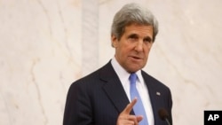 Menlu AS John Kerry berbicara dalam lawatannya di Stockholm, Swedia hari Selasa (14/5). 