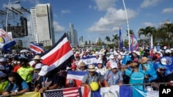 Les pèlerins en liesse, dans l'attente de la cérémonie d'ouverture et de la messe de la Journée mondiale de la jeunesse, organisée à Panama, le mardi 22 janvier 2019. Le pape François se rendra au Panama du 23 au 27 janvier. (AP Photo / Arnulfo Franco)