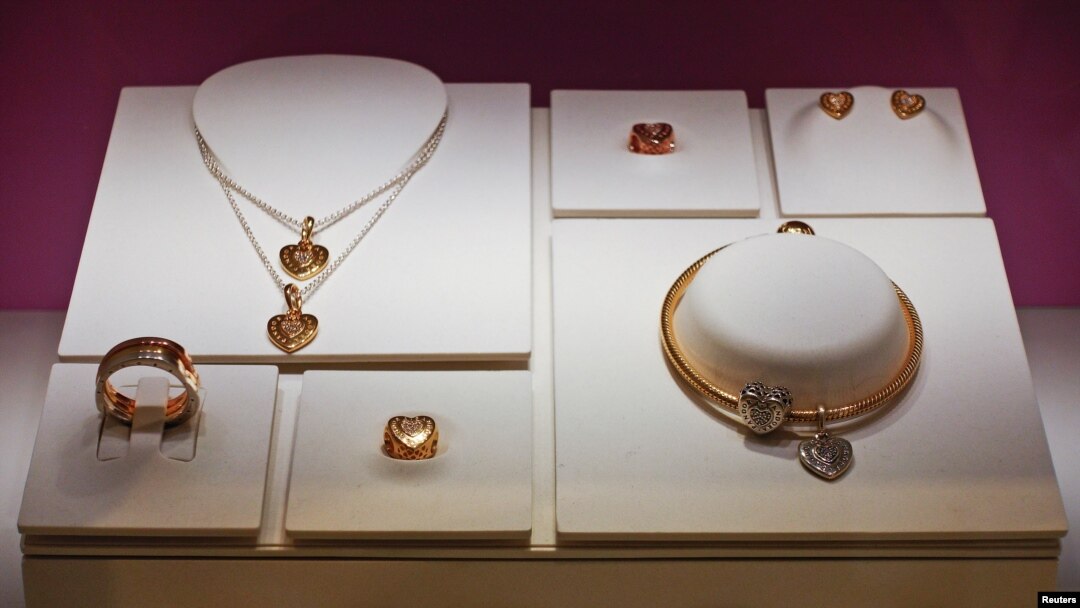 Beberapa koleksi yang dijual di toko perhiasan "Pandora" di kota Roma, Italia (foto: dok). 