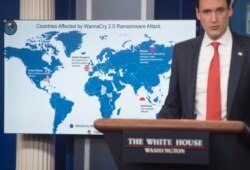 지난 2017년 12월 토머스 보서트 미국 백악관 국토안보보좌관이 워싱턴 백악관에서 '워너크라이' 사이버공격의 배후가 북한이라는 조사 결과를 발표하고 있다. 지도에는 북한 등 몇몇을 제외한 전 세계 거의 모든 나라가 '푸른색' 피해국으로 표시됐다.