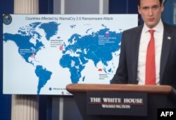 2017년 토머스 보서트 미국 백악관 국토안보보좌관이 워싱턴 백악관에서 '워너크라이' 사이버공격의 배후가 북한이라는 조사 결과를 발표하고 있다. 지도에는 북한 등 몇몇을 제외한 전 세계 거의 모든 나라가 '푸른색' 피해국으로 표시됐다.