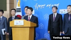 한·중 FTA 비준안이 국회 본회의를 통과한 30일 서울시 외교부 브리핑실에서 김학도 통상교섭실장 등 정부 3개부처 관계자들이 합동 브리핑하고 있다.