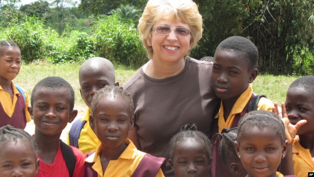 Nancy Writebol (tengah) pekerja AS yang tertular ebola bersama anak-anak di Liberia (foto: ilustrasi).