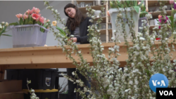 Una cultivadora de flores y florista en Marshall, Carolina del Norte, muestra sus productos más vendidos en esta época del año.