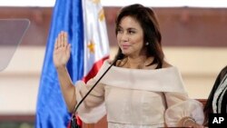 Leni Robredo saat dilantik menjadi Wakil presiden Filipina di Quezon city, Manila utara, Filipina, 30 Juni 2016 (Foto: dok). 