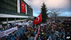 Para pengunjuk rasa berkumpul di depan gedung Zaman, surat kabar beroplag terbesar di Istanbul, Turki, Jumat (4/3).