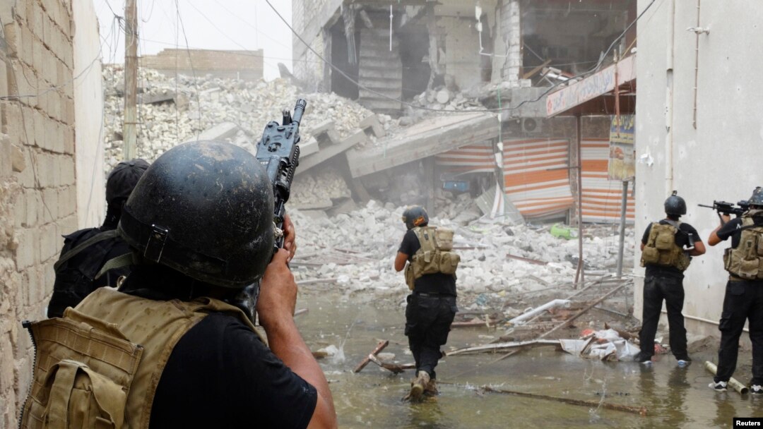 Anggota pasukan operasi khusus Irak berpatroli mencari militan ISIS di Ramadi. (Foto: Dok)