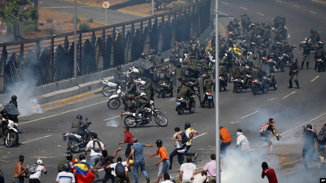 
Biều tình và đụng độ nhau bên ngoài căn cứ quân sự La Carlota ở Caracas, ngày 30/4/2019.
