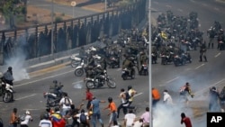 Affrontements dans les rues de Caracas entre les soldats loyalistes et les insurgés à la base militaire de La Carlota, à Caracas, au Venezuela, le mardi 30 avril 2019. (Photo AP / Fernando Llano)