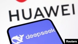 资料照片：深度求索(DeepSeek)和华为的标志。(2025年1月29日)
