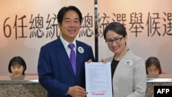 台湾民进党总统参选人赖清德与副手萧美琴2023年11月21日赴中选会完成参选登记。（法新社）