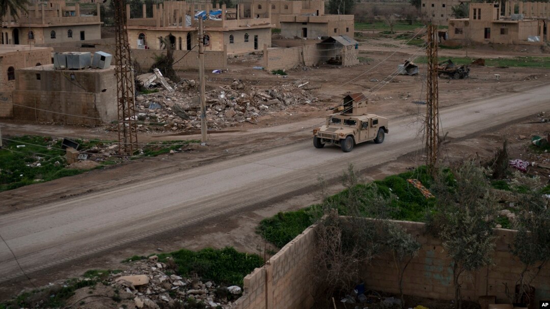 Kendaraan Humvee terlihat melintasi desa yang direbut oleh pasukan SDF yang didukung oleh AS dari ISIS dekat Baghouz, Suriah, 17 Februari 2019. (Foto: dok).