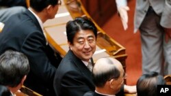 資料照:日本首相安倍晉三出席國會眾議院會議。 (2013年8月2日)