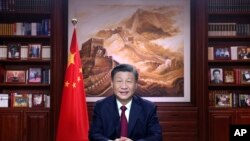 Pemimpin China Xi Jinping memberi pidato Tahun Baru 2023 pada malam pergantian tahun, Sabtu, 31 Desember 2022. (Foto: Ju Peng/Xinhua vía AP)