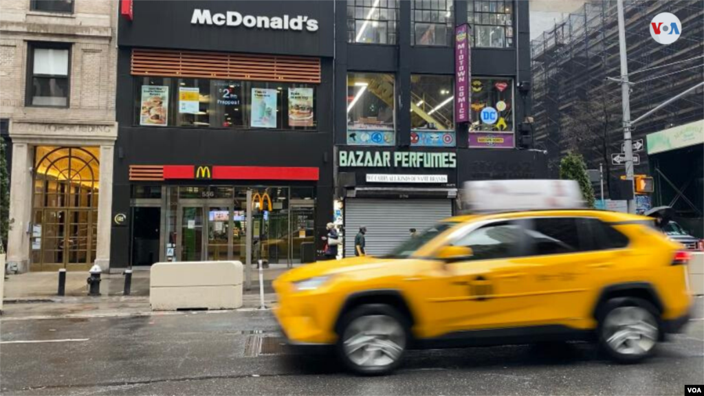 Entre los lugares que hasta el momento permanecen funcionando con normalidad se encuentran escuelas, hospitales y residencias de ancianos, así como el transporte colectivo. (Foto: Celia Mendoza)