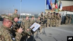 Pasukan NATO melakukan penurunan bendera di Kabul, menandai berakhirnya operasi tempur di Afghanistan setelah 13 tahun berada di sana (8/12).