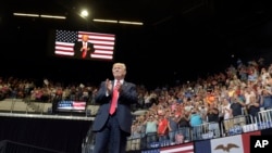 Prezidan Donald Trump ki tap pran lapawòl nan Cedar Rapids, Eta Iowa, kote li tap pale sou sitiyasyon jeneral la Ozetazini 5 mwa aprè li te monte sou pouvwa a (Foto: AP/Susan Walsh, mèkredi 21 jen 2017).